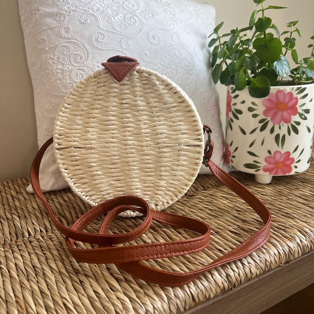 Lucky 7 USA Woven Round Crossbody Bag with Tan Strap and snap